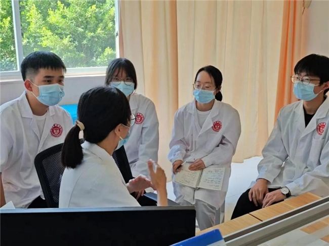 从“医学生”到“医生”—— 温医大黄瓜视频
“全科心·海岛情”暑期实践队开展沉浸式职业医生体验 